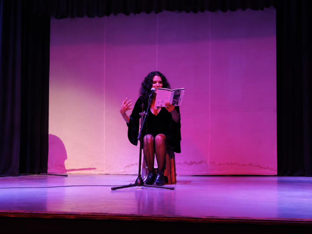 Verónica Miranda realiza una lectura en el escenario durante la Tardeada Surrealista del Poeta Muerto en Cuautitlán Izcalli.